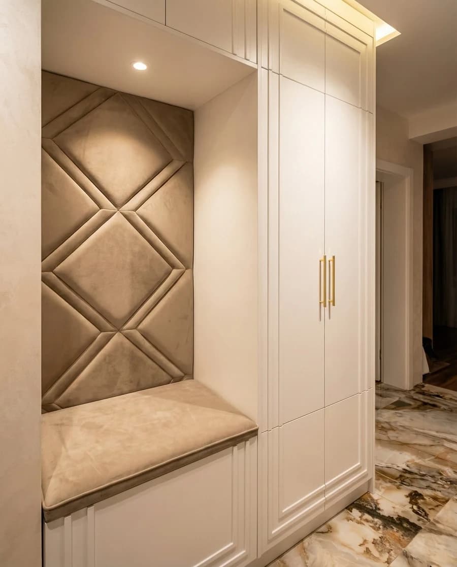 Przedpokój na wymiar z zabudową i siedziskiem tapicerowanym — realizacja 3homes.pl